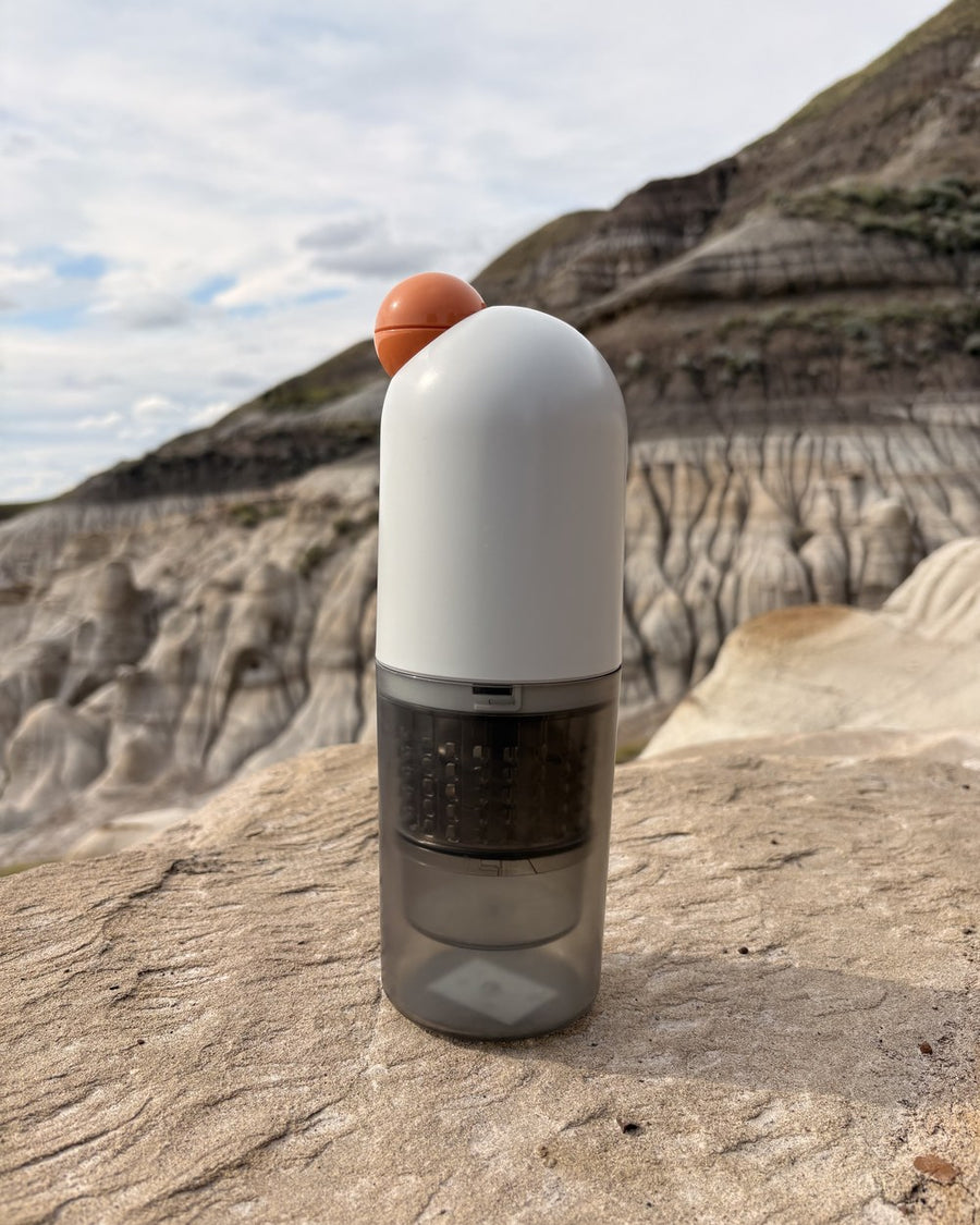 Elixo Press DD3001 juicer close-up on rock, badlands in background