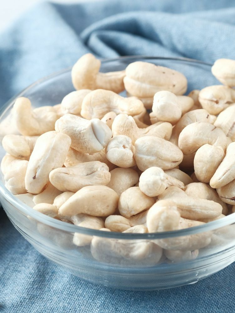 A bowl of raw cashews